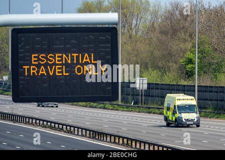 Segnali informativi che mostrano 'Essential Travel Only' sulla M5 vicino a Bristol, come le restrizioni governative continuano a cercare di contenere il coronavirus. Foto Stock