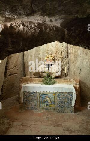 Anta-Capela di Alcobertas è un dolmen cristiano che è un antico tipo di tomba megalitica monocamera trasformata in una cappella laterale, il Portogallo Foto Stock