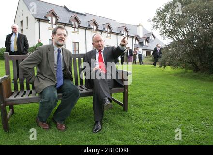 Il ministro degli Affari Esteri irlandese Dermot Ahern ha parlato con David Stephens (L), direttore del Centro di riconciliazione Corrymeela durante una visita al centro di Ballycastle, Irlanda del Nord, 22 settembre 2005. Il Ministro Ahern ha visitato diversi gruppi comunitari a Belfast e Antrim che hanno subito le conseguenze più dirette degli attacchi settari e della violenza di strada. (Foto della consegna dell'ufficio estero irlandese/Paul McErlane) Foto Stock