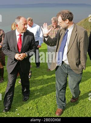 Il ministro degli Affari Esteri irlandese Dermot Ahern ha incontrato David Stephens (R), direttore del Centro di riconciliazione di Corrymeela, durante una visita a Ballycastle, Irlanda del Nord, 22 settembre 2005. Il Ministro Ahern ha visitato diversi gruppi comunitari a Belfast e Antrim che hanno subito le conseguenze più dirette degli attacchi settari e della violenza di strada. (Foto della consegna dell'ufficio estero irlandese/Paul McErlane) Foto Stock