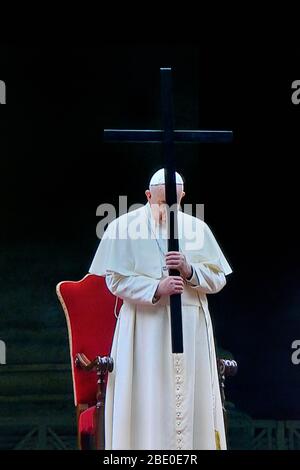 Papa Francesco guidò la tradizionale Via Crucis in un deserto di San Pietro la sera del Venerdì Santo 10 Aprile 2020 (pandemico corona virus Covid -19) Foto Stock