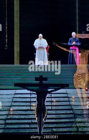 Papa Francesco guidò la tradizionale Via Crucis in un deserto di San Pietro la sera del Venerdì Santo 10 Aprile 2020 (pandemico corona virus Covid -19) Foto Stock