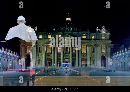 Papa Francesco guidò la tradizionale Via Crucis in un deserto di San Pietro la sera del Venerdì Santo 10 Aprile 2020 (pandemico corona virus Covid -19) Foto Stock