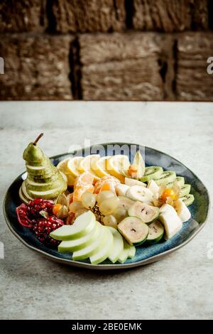 mix di frutta tagliata sul piatto Foto Stock