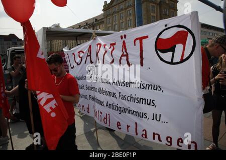 Demonstranten verschiedener Gruppen protestieren unter dem motto 'Unteilbar: für eine offene und freie Gesellschaft , am Altmarkt. Dresda, 24.08.2019 Foto Stock