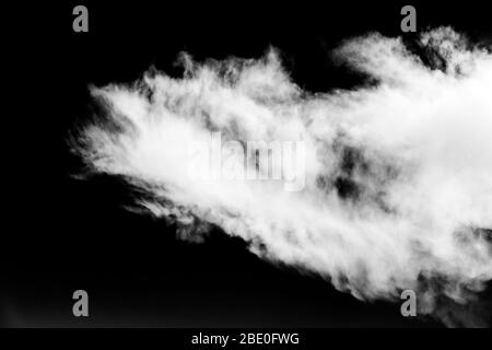 In bianco e nero di insolite formazioni di nubi contro chiaro cielo blu cobalto; central Colorado; USA Foto Stock