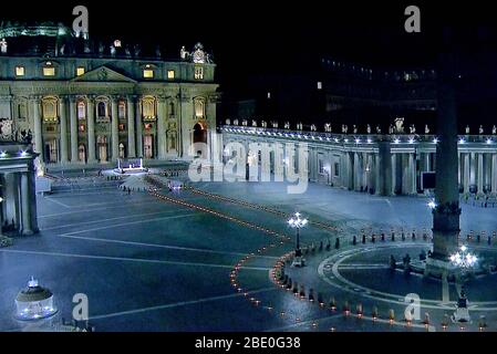 Papa Francesco guidò la tradizionale Via Crucis in un deserto di San Pietro la sera del Venerdì Santo 10 Aprile 2020 (pandemico corona virus Covid -19) Foto Stock