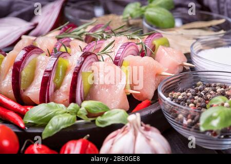 Kebab di pollo con pomodori e spezie su un piatto nero. Foto Stock