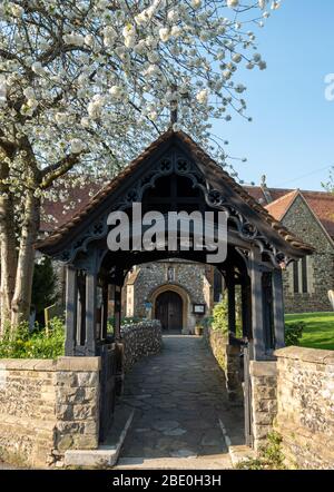 Pinner, Middlesex Regno Unito. Ingresso al cimitero della Pinner Parish Church, fotografato su Church Lane. Foto Stock