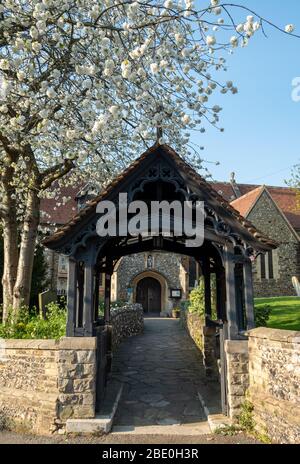 Pinner, Middlesex Regno Unito. Ingresso al cimitero della Pinner Parish Church, fotografato su Church Lane. Foto Stock