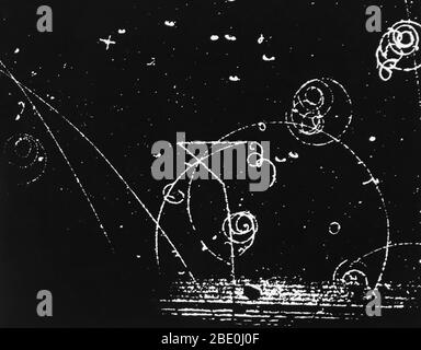 Storica fotografia della camera a bolle d'idrogeno del Lawrence Berkeley National Laboratory. Mostra una sequenza di due reazioni nucleari catalizzate - due legami in una reazione simile a catena. In alto a sinistra al centro della foto, un muone generato dal Bevatron entra in un angolo leggero da sinistra a destra. Alla prima curva della pista, un atomo mesico è stato formato, un deuterone e un protone sono stati fusi in elio, e il muone è stato espulso su una pista che si scava verso il basso e bruscamente a destra. Al successivo angolo acuto della pista, si è avuta un'altra reazione catalizzata, e il muone è e. Foto Stock