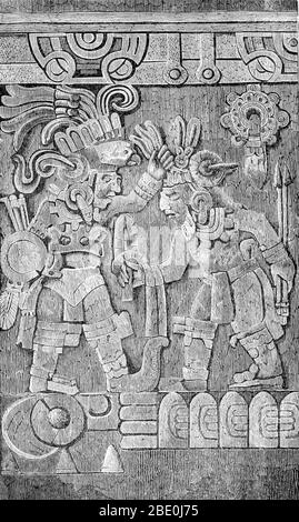 La pietra di Tizoc è una grande pietra azteca, rotonda, scolpita fatta di basalto e misura 2.8 piedi di profondità per 8.76 piedi di larghezza. La pietra raffigura Texcatlipoca, un Dio azteco maggiore, che tiene i dèi patroni di altri luoghi vicino ai capelli. I toponimi sono scritti in una miscela di segni logografici e sillabici. La pietra raffigura anche le stelle sul bordo superiore, enfatizzando i cieli; i punti triangolari sul bordo inferiore rappresentano la terra. I guerrieri scolpiti nella pietra stanno tenendo i capelli dei loro nemici, un gesto che rappresentava la sottomissione e la sconfitta nella cultura azteca. La pietra di Tizoc maggio Foto Stock