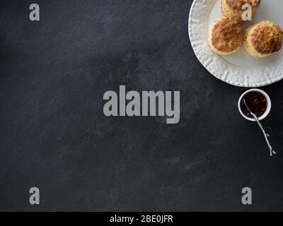 Focaccine fatte in casa appena sfornate con marmellata, sfondo di ardesia, vista dall'alto Foto Stock
