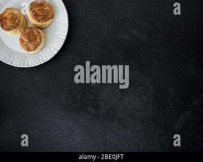 Focaccine fatte in casa appena sfornate, sfondo ardesia, vista dall'alto Foto Stock