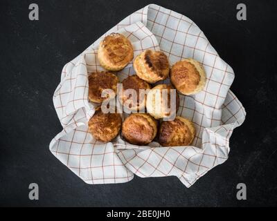 Focaccine fatte in casa appena sfornate, sfondo ardesia, vista dall'alto Foto Stock