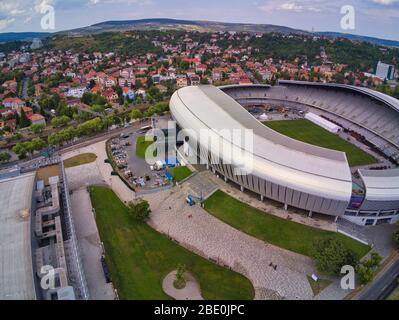 Foto aerea di Untold 2019 stage-Cluj Arena Stadium lavoro in progress.Teams di lavoratori assemblare pezzi dalla scena gigantesca del festival più grande Foto Stock