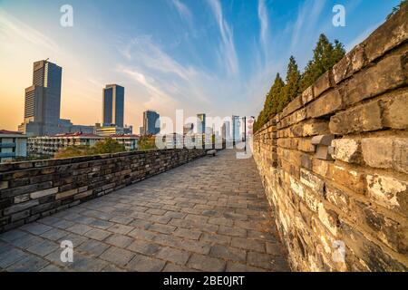 NANJING, CINA - 09 NOVEMBRE: Questa è l'antica cinta muraria di Nanjing, una popolare destinazione turistica e sito storico il 09 novembre 2019 a Nanjing Foto Stock