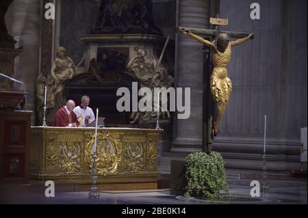 Città del Vaticano, Città del Vaticano. 10 aprile 2020. Papa Francesco celebra la cerimonia del Venerdì Santo Passione del Signore Messa nella Basilica di San Pietro in Vaticano Venerdì 10 aprile 2020 la cerimonia è stata vista via video. Foto di Stefano Spaziani/UPI Credit: UPI/Alamy Live News Foto Stock