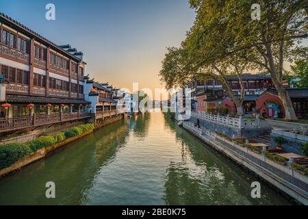 NANJING, CINA - 10 NOVEMBRE: Vista di vecchi edifici tradizionali lungo il fiume Qinhuai nell'area del tempio di Confucio il 10 novembre 2019 a Nanjing Foto Stock