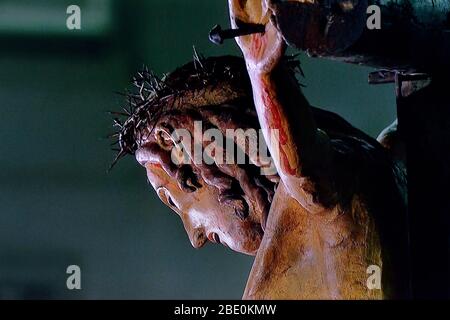 Papa Francesco guidò la tradizionale Via Crucis in un deserto di San Pietro la sera del Venerdì Santo 10 Aprile 2020 (pandemico corona virus Covid -19) Foto Stock