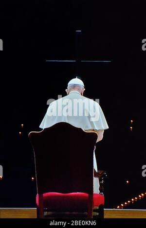 Papa Francesco guidò la tradizionale Via Crucis in un deserto di San Pietro la sera del Venerdì Santo 10 Aprile 2020 (pandemico corona virus Covid -19) Foto Stock