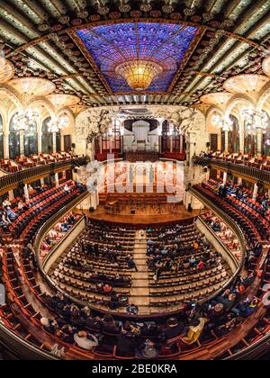 Lente fisheye notturna vista dell'interno del Palau de la Musica, Barcellona, Spagna. Foto Stock