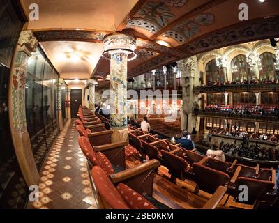 Lente fisheye notturna vista dell'interno del Palau de la Musica, Barcellona, Spagna. Foto Stock