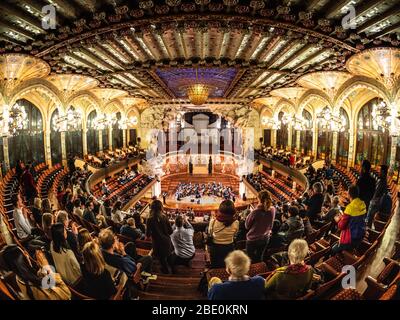 Applausi al termine di un concerto al Palau de la Musica, Barcellona, Spagna. Vista con lente fisheye. Foto Stock