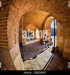 Passaggio ad arco accanto al cortile interno del Castell de Montjuïc, Barcellona, Spagna. Foto Stock