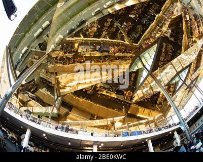 Riflessione caleidoscopica nel tetto a specchio del mercato delle pulci Encants Vells, Barcellona Spagna. Foto Stock