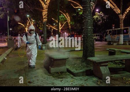 Caracas, Miranda, Venezuela. 9 Apr 2020. Il personale addetto alla pulizia a piedi disinfetta una piazza e strade. Giorno di notte pulizia e disinfezione nelle strade di Caracas, Venezuela, per prevenire la diffusione di Covid-19. I casi di COVID-19 in Venezuela sono stati 171 infezioni giovedì 9 aprile, 2020 e 9 decessi. Credit: Jimmy Villalta/ZUMA Wire/Alamy Live News Foto Stock