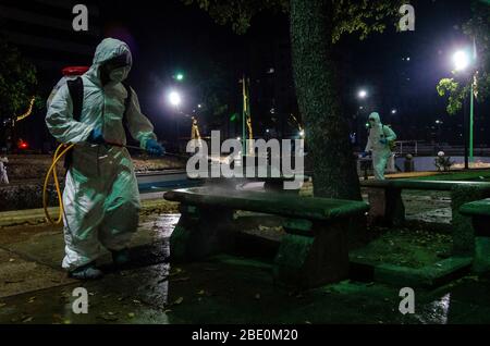 Caracas, Miranda, Venezuela. 9 Apr 2020. Il personale addetto alla pulizia a piedi disinfetta una piazza e strade. Giorno di notte pulizia e disinfezione nelle strade di Caracas, Venezuela, per prevenire la diffusione di Covid-19. I casi di COVID-19 in Venezuela sono stati 171 infezioni giovedì 9 aprile, 2020 e 9 decessi. Credit: Jimmy Villalta/ZUMA Wire/Alamy Live News Foto Stock