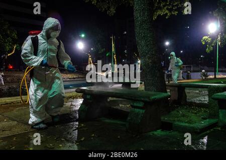 Caracas, Miranda, Venezuela. 9 Apr 2020. Il personale addetto alla pulizia a piedi disinfetta una piazza e strade. Giorno di notte pulizia e disinfezione nelle strade di Caracas, Venezuela, per prevenire la diffusione di Covid-19. I casi di COVID-19 in Venezuela sono stati 171 infezioni giovedì 9 aprile, 2020 e 9 decessi. Credit: Jimmy Villalta/ZUMA Wire/Alamy Live News Foto Stock