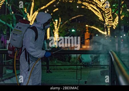 Caracas, Miranda, Venezuela. 9 Apr 2020. Il personale addetto alla pulizia a piedi disinfetta una piazza e strade. Giorno di notte pulizia e disinfezione nelle strade di Caracas, Venezuela, per prevenire la diffusione di Covid-19. I casi di COVID-19 in Venezuela sono stati 171 infezioni giovedì 9 aprile, 2020 e 9 decessi. Credit: Jimmy Villalta/ZUMA Wire/Alamy Live News Foto Stock