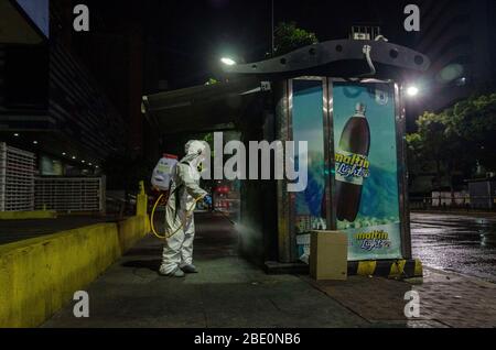 Caracas, Miranda, Venezuela. 9 Apr 2020. Il personale addetto alla pulizia a piedi disinfetta una piazza e strade. Giorno di notte pulizia e disinfezione nelle strade di Caracas, Venezuela, per prevenire la diffusione di Covid-19. I casi di COVID-19 in Venezuela sono stati 171 infezioni giovedì 9 aprile, 2020 e 9 decessi. Credit: Jimmy Villalta/ZUMA Wire/Alamy Live News Foto Stock