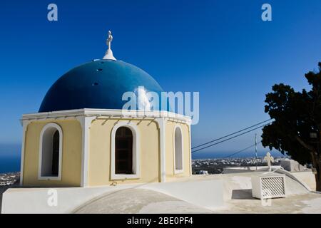 Blue Dome chiesa a Fira, Santorini, Grecia Foto Stock