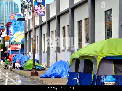 tenda accampamento senza tetto e altre persone di strada che vivono sulla sesta strada san francisco Foto Stock