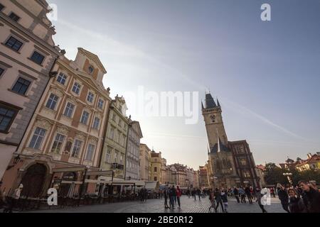 PRAGA, CZECHIA - 31 OTTOBRE 2019: Piazza della Città Vecchia (Staromestske Namesti) con un focus sulla torre dell'orologio del Municipio della Città Vecchia, un punto di riferimento principale di Pragu Foto Stock