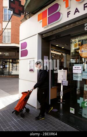 Barcellona, Spagna aprile 2020: Farmacia durante l'epidemia di Corona Virus. Foto Stock