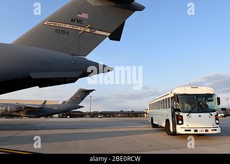Un C-17 Globemaster III assegnato alla base dell'aeronautica di Wright-Patterson, Ohio, arriva alla base congiunta McGuire-Dix-Lakehurst, N.J., trasportando Airmen dall'Ohio e dalla Pennsylvania occidentale, 5 aprile 2020. Gli Airmen sono in transizione a New York City a sostegno del comando nordico degli Stati Uniti che fornisce il supporto militare per aiutare a combattere la diffusione del COVID-19. (STATI UNITI Foto dell'Air Force di staff Sgt. Stephanie Serrano) Foto Stock