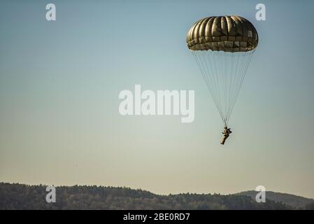 Un aereo delle forze aeree statunitensi assegnato al 435° gruppo di risposta alle contingenze controlla decenti durante le operazioni aeree presso la base aerea di Ramstein, Germania, 7 aprile 2020. Prima di ogni salto, gli Airmen recitano le procedure di paracadute, praticano le cadute di atterraggio del paracadute e preparano le tattiche di pre-salto della linea statica per aumentare il livello di fiducia per il paracadutista. La capacità del 435° CRG di condurre salti, fornisce competenze uniche per l'Europa e l'Africa. (STATI UNITI Foto dell'Air Force di staff Sgt. Devin Nothstine) Foto Stock