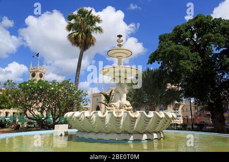 Fontana in Piazza degli Eroi Nazionale, Bridgetown, Barbados, Caraibi Foto Stock