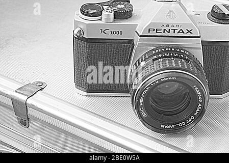 Un classico degli anni '70, la cinepresa Pentax K1000, seduta su una custodia in alluminio Foto Stock