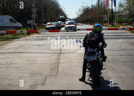 Bucarest, Romania - 08 aprile 2020: Barriera ferroviaria tra la capitale Bucarest e la città di Voluntari in Romania. Foto Stock