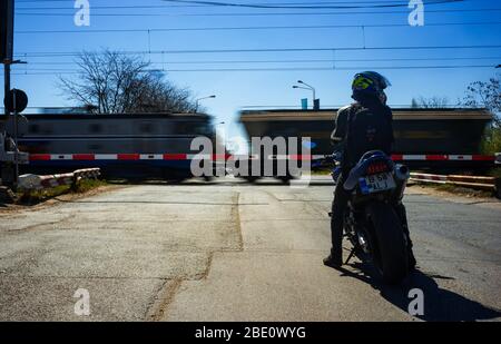 Bucarest, Romania - 08 aprile 2020: Barriera ferroviaria tra la capitale Bucarest e la città di Voluntari in Romania. Foto Stock