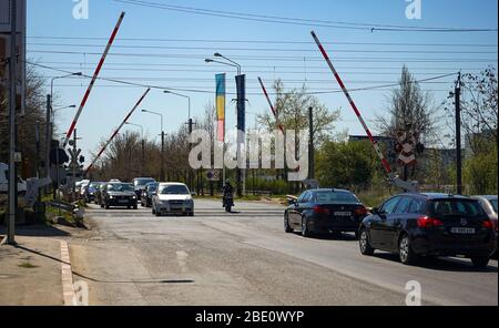 Bucarest, Romania - 08 aprile 2020: Barriera ferroviaria tra la capitale Bucarest e la città di Voluntari in Romania. Foto Stock