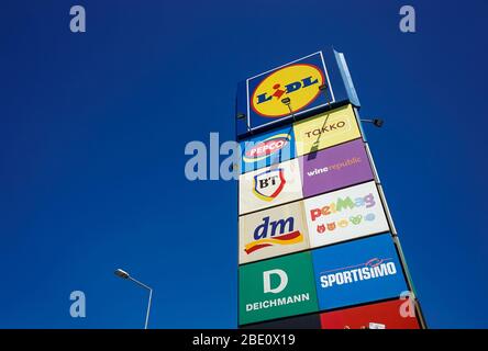 Bucarest, Romania - 08 aprile 2020: I segni della società tedesca di supermercati Lidl sono presenti su una torre di segnalazione a Bucarest, Romania. Questa immagine Foto Stock