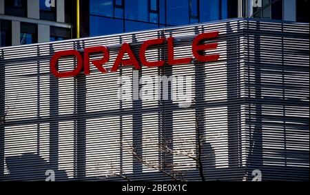 Bucarest, Romania - 08 aprile 2020: Il logo Oracle è visibile sulla parte superiore di una recinzione metallica architettonica al piano terra dell'edificio degli uffici SkyTower a Buchare Foto Stock