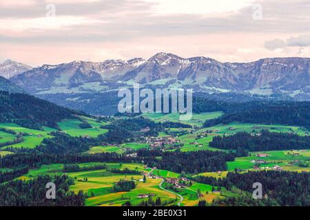 La foto mostra il Sulzberg (Voralberg) al confine tedesco-austriaco in serata. Foto Stock