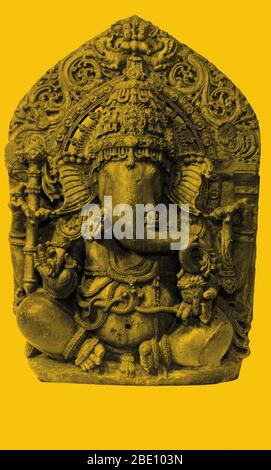 Ganesha è il Dio indù della saggezza, della buona fortuna e della prudenza. È figlio di Shiva e Parvati. Secondo la tradizione indù, mentre Shiva era in guerra, Parvati pose suo figlio incaricato di sorvegliare l'ingresso al suo bagno. Quando Shiva tornò non riconosceva la nuova guardia alla sua porta, così gli tagliò la testa. Angrily Parvati ha chiesto che Shiva trovi una testa sostitutiva per il loro figlio. Il primo che trovò era la testa di un elefante. Foto Stock